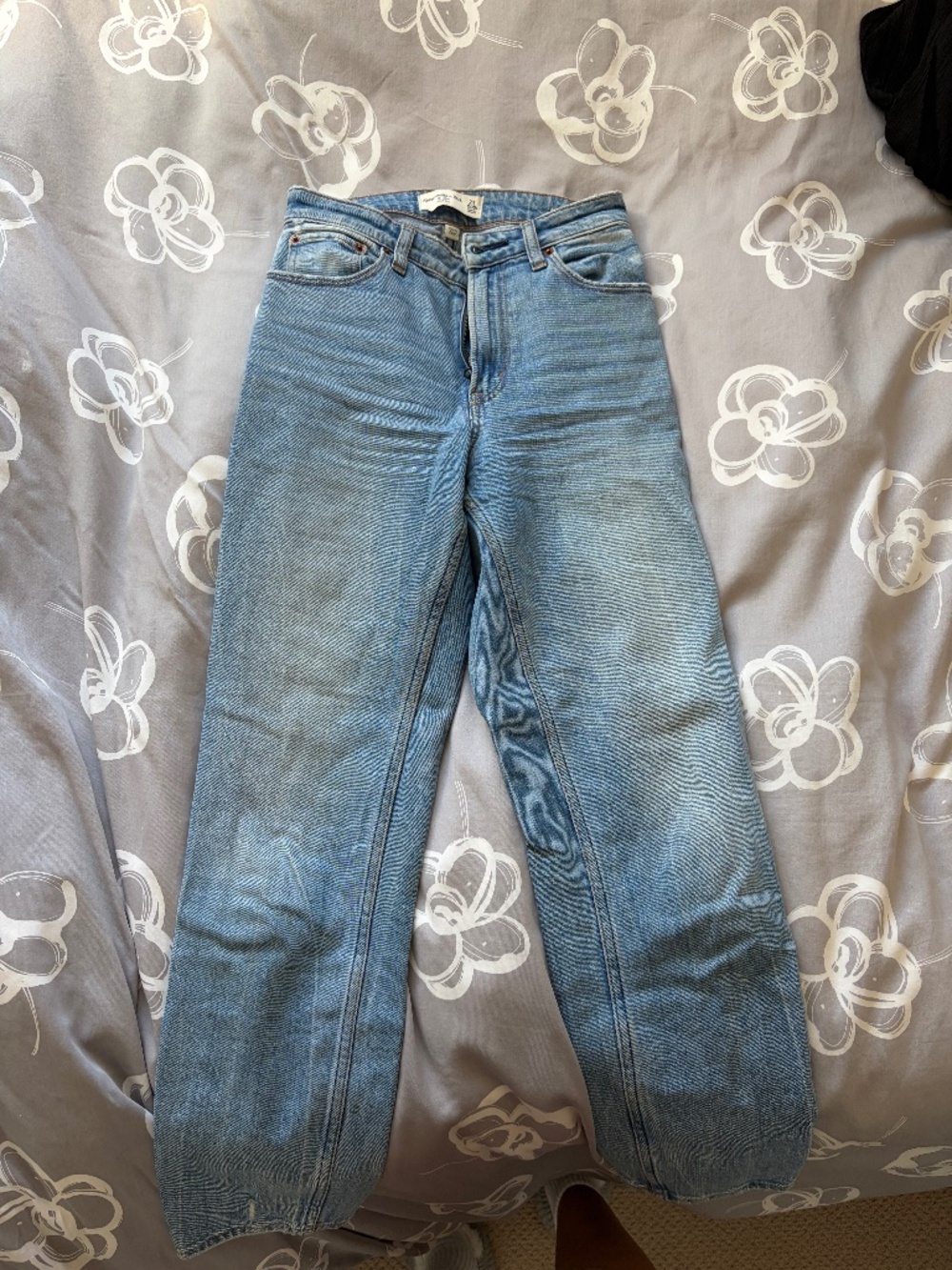 Abercrombie and Fitch Mom High Rise - size 23